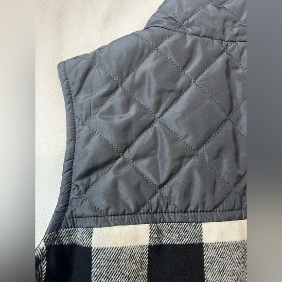 Maurices Women’s Black and White Plaid Quilted Vest with Pockets Size Large - Picture 9 of 15